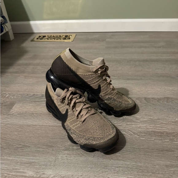 Men’s Nike Vapor Max Tennis Shoes - Picture 4 of 6